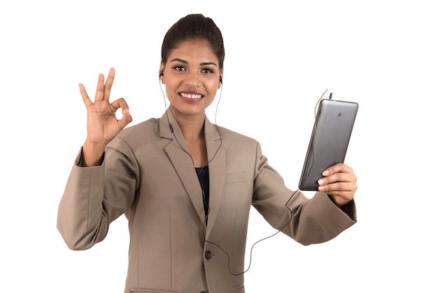 Belle femme parlant dans une vidéoconférence en ligne à l'aide de smartphone et montrant des signes