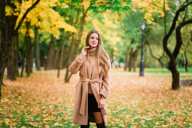 Belle femme, passer du temps dans un parc pendant la saison d'automne