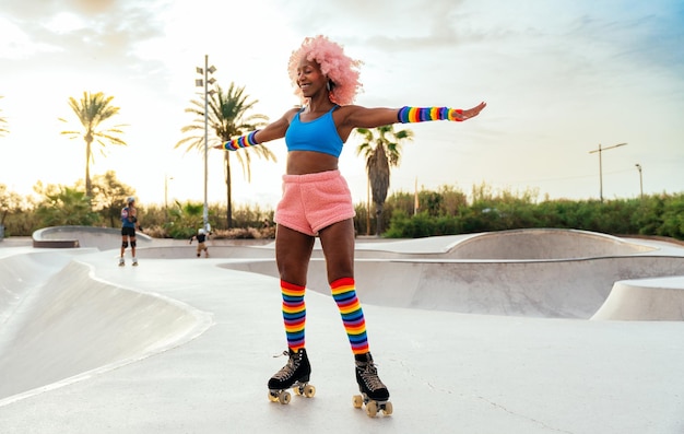 Belle femme patinant avec des patins à roulettes et s'amusant