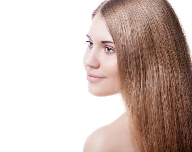 Belle femme avec une peau et des cheveux parfaits