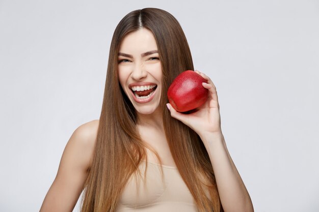 Belle femme à la peau douce et propre