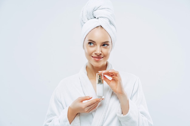 belle femme avec une peau fraîche et propre, recommande un produit cosmétique