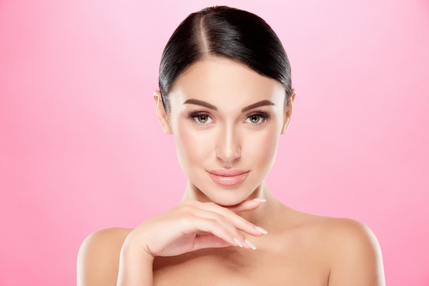 Photo belle femme avec une peau parfaite posant, concept de beauté et de soins de la peau