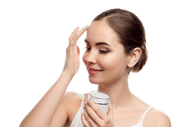 Belle femme avec une peau propre Soins de la peau Cosmétiques Traitement du visage Crème hydratante Cosmétologie beauté et spa