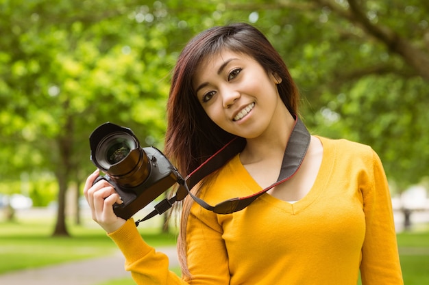 Belle femme photographe au parc