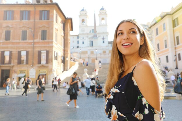 Belle femme sur la place Piazza di Spagna à Rome, Italie