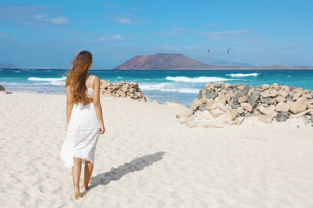 Belle femme à la plage de Corralejo, Fuerteventura