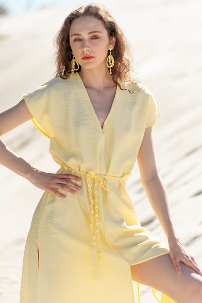 Belle femme sur la plage de sable