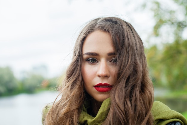 Belle femme en plein air agrandi Modèle féminin parfait avec des cheveux et un maquillage sains