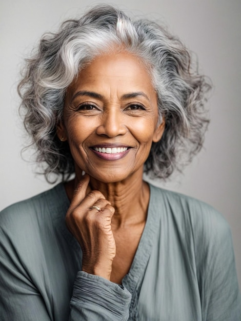 Photo belle femme plus âgée de couleur elle a une peau lisse et saine avec des cheveux gris et un sourire heureux