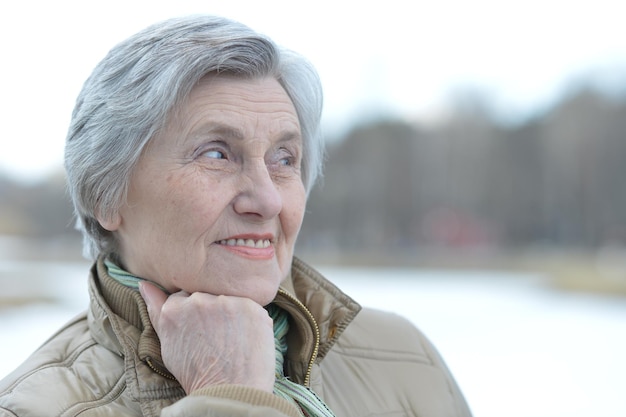 Belle femme plus âgée