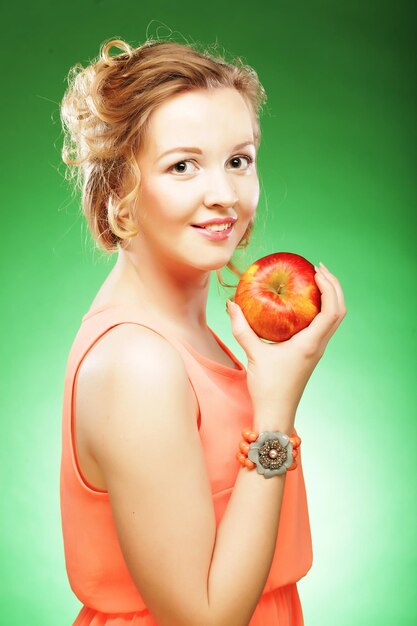 Belle femme avec pomme rouge à la main