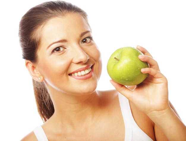 Belle femme avec pomme verte