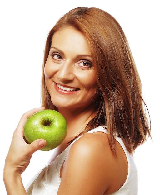 Belle femme avec pomme verte