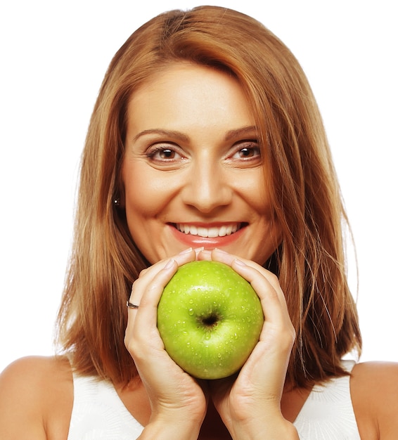 Belle femme avec pomme verte