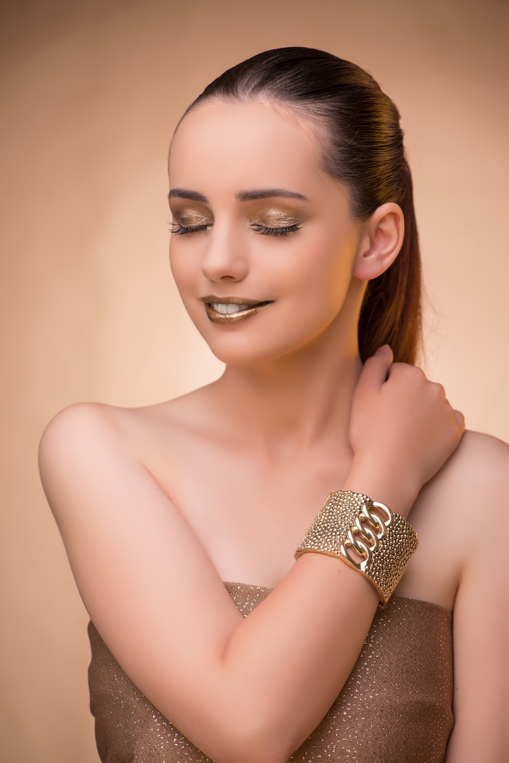 Photo belle femme portant des bijoux élégants
