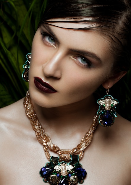 Belle femme portant des bijoux exotiques tropicaux