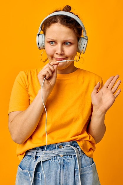 Belle femme portant un casque short en jean gros plan émotions mode de vie inchangé