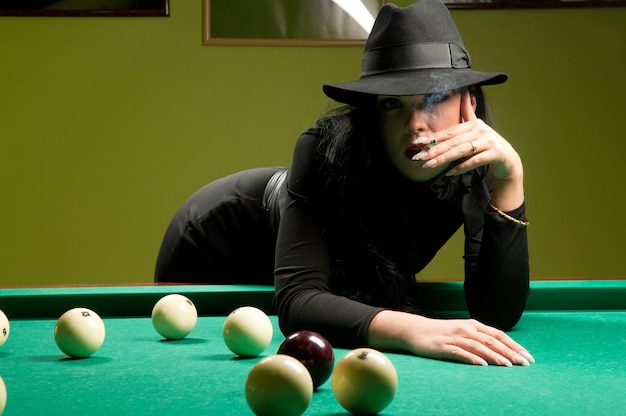 belle femme portant un chapeau dans le club de billard