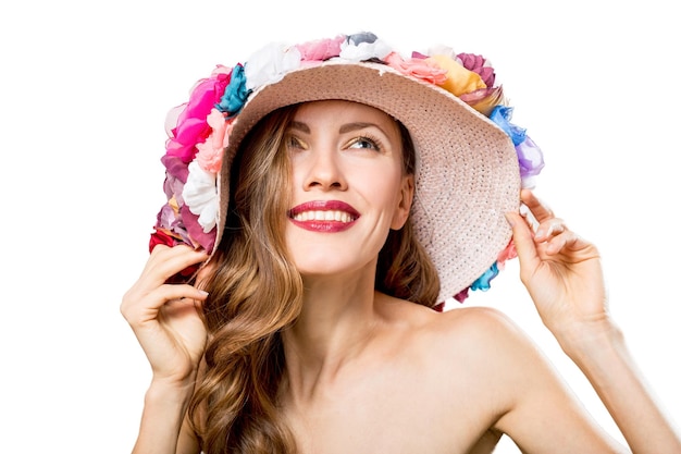 Belle femme portant un chapeau floral