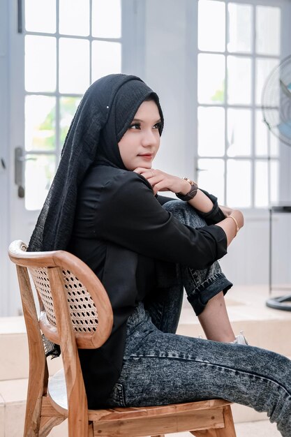 Photo une belle femme portant un hijab pose dans un café