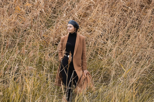 Belle femme portant un manteau de laine beige