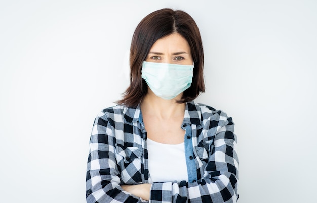 Belle femme portant un masque médical isolé sur fond blanc