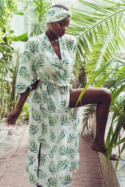 belle femme portant un paréo d'été sur une station balnéaire tropicale