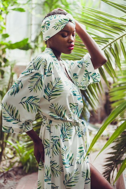 belle femme portant un paréo d'été sur une station balnéaire tropicale