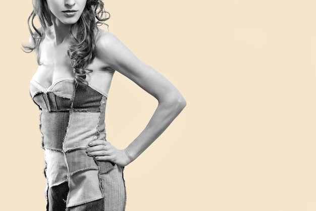 Belle femme portant une robe de vieux jeans concept de mode de recyclage