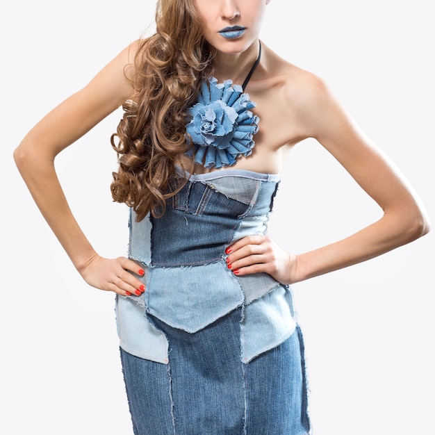 Belle femme portant une robe de vieux jeans concept de mode de recyclage