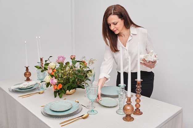 Belle femme portant une table dans la cuisine à la maison