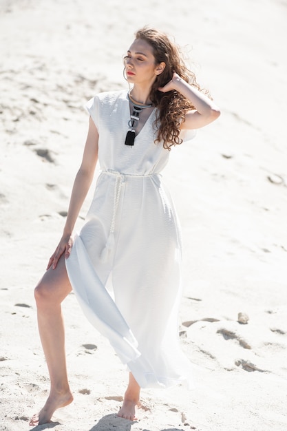 Belle femme portant des vêtements d'été sur la plage