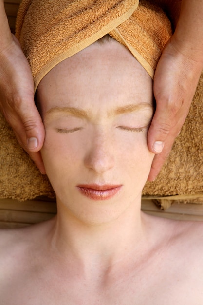 Belle femme portrait relaxant massage de la tête