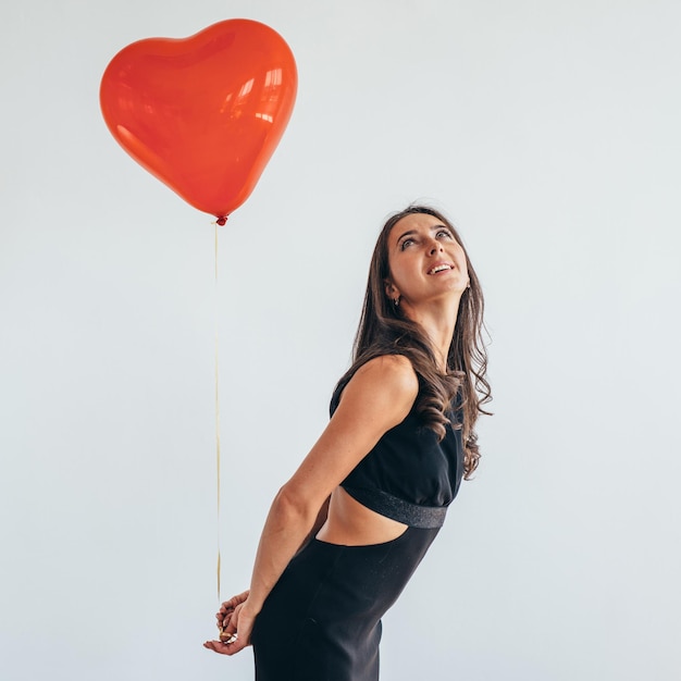 Belle femme posant avec des ballons Fête des fêtes