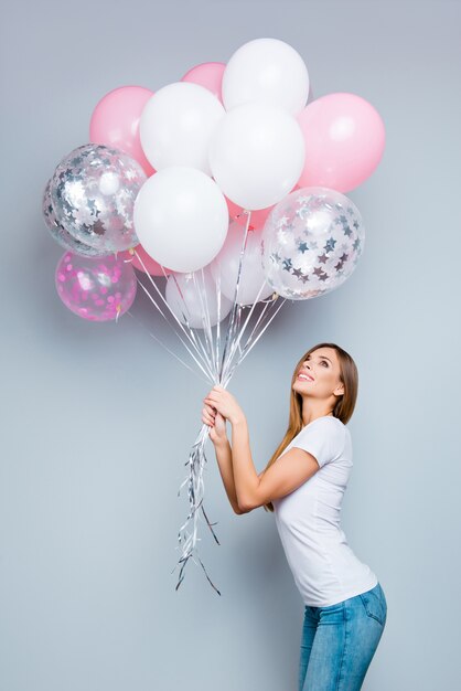 Belle femme posant avec des ballons