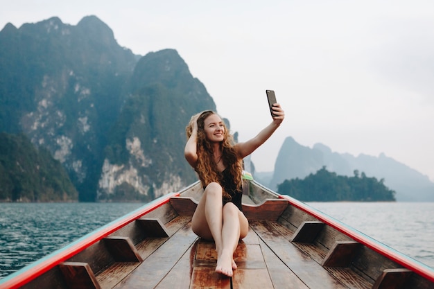 Belle femme posant sur un bateau