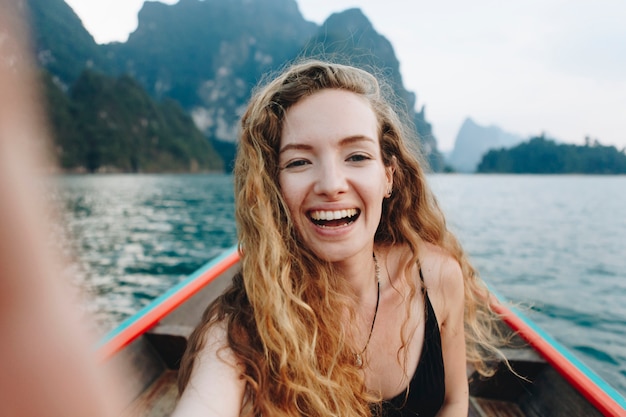 Belle femme posant sur un bateau