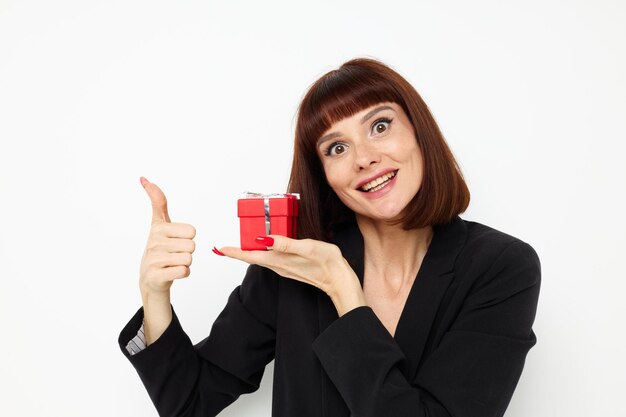 Belle femme posant avec boîte-cadeau rouge surprise fond isolé