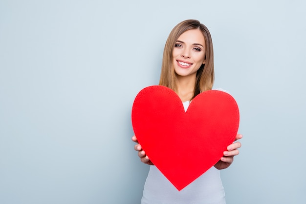 Belle femme posant avec coeur