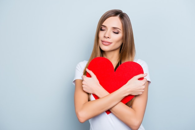 Belle femme posant avec coeur