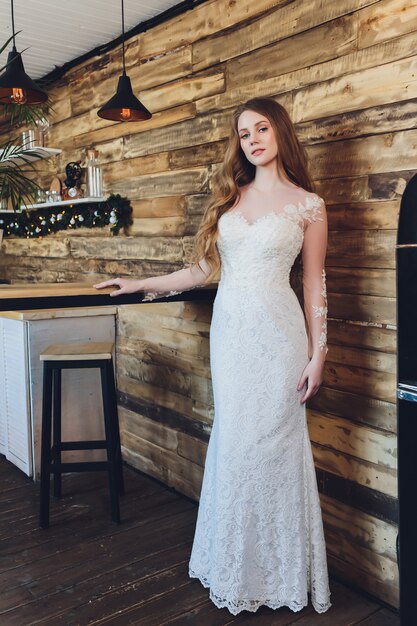 La belle femme posant dans une robe de mariée.