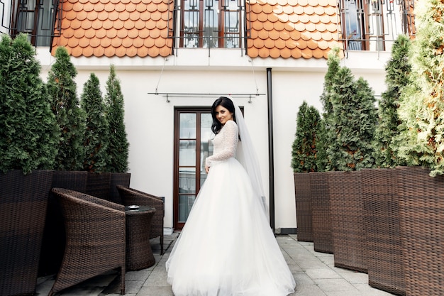 La belle femme posant dans une robe de mariée