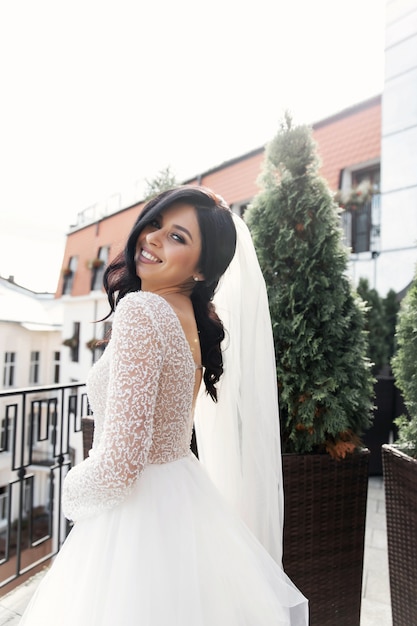 Photo la belle femme posant dans une robe de mariée