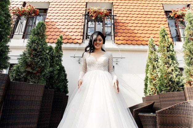 Photo la belle femme posant dans une robe de mariée