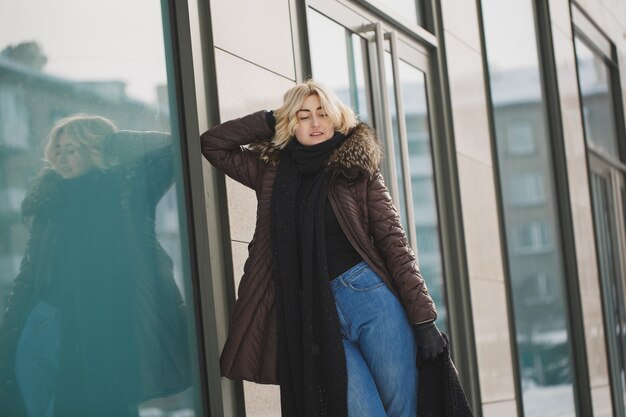 Belle femme posant en hiver dans la ville