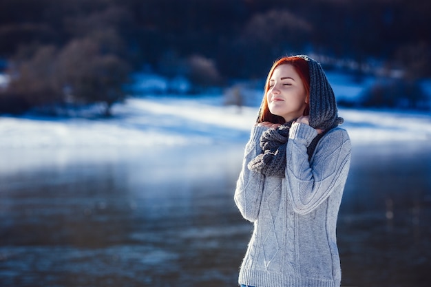 Belle femme posant en hiver