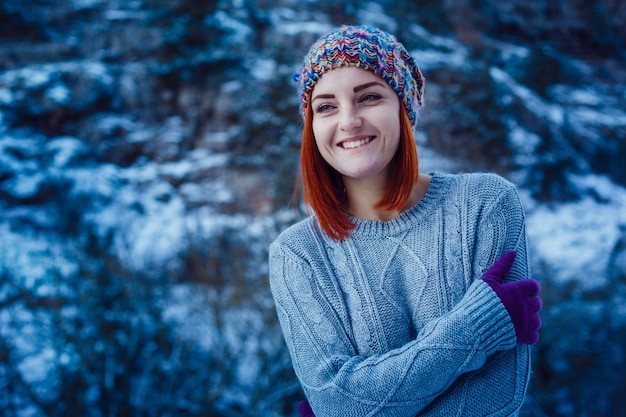 Belle femme posant en hiver