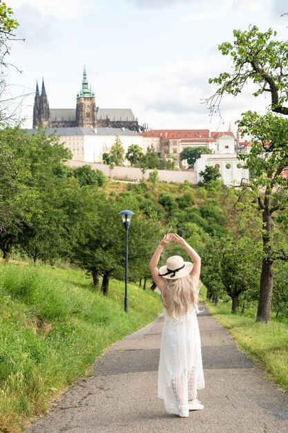 belle femme posant sur le pont Charles sur le fond du château de Prague