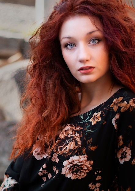 Belle femme, poser, à, cheveux rouges